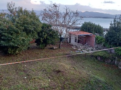 Un conflicto vecinal, un galpón con orden de derribo y viviendas amenazadas en Cangas