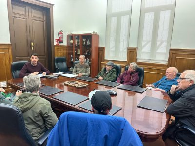 Novas reúnese coa veciñanza de Pedreiras para explicarlles a necesidade de facer un proxecto modificado