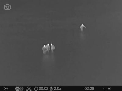 Furtivos escapan mar adentro en la playa de Meira abandonando la mercancía