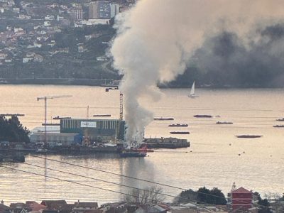 En llamas un barco en el astillero A Xunqueira de Moaña