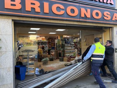 Alunizaje a una ferretería de Cangas para llevarse motosierras y desbrozadoras