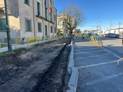 Continúan as obras da Avenida de Ourense, no tramo entre o edificio consistorial e a Biblioteca Vidal Pazos