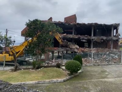 Comienza el derribo del edificio ilegal de la playa de Lapamán