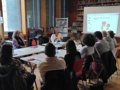 Aldaba ofrece una charla informativa en Cangas para buscar familias de acogida 