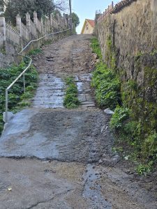 La desaparición de una escalera en Aldán inquieta a los vecinos