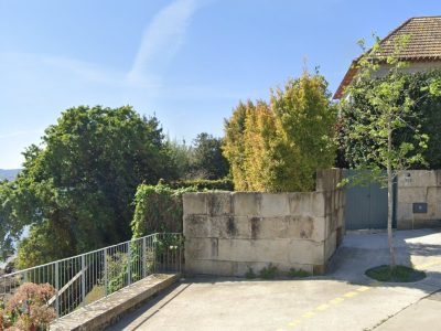 La pareja de Feijóo pide mantener su acceso directo a la playa