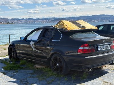 El helipuerto de Cangas es un cementerio de coches con okupas