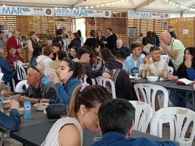 Os produtos do Mar de Vilaboa seducen aos asistentes na primera xornada da Festa
