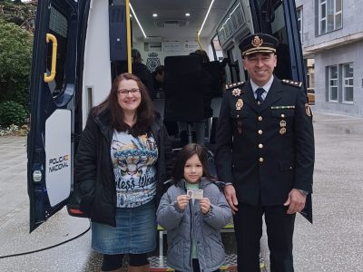 Cangas estrena la unidad móvil del DNI