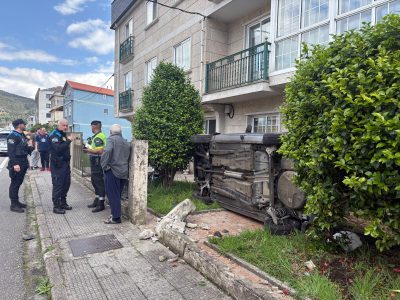 Una vecina de Domaio salva la vida tras empotrar su coche en el jardín de un edificio