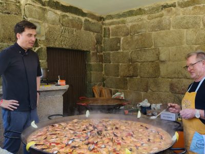 Mayo trae a Menduiña su paella de San Amaro