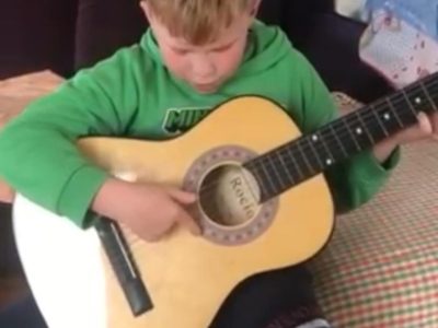 Un niño de Cangas pide ayuda para encontrar su guitarra