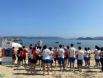Alumnos del Virxe Milagrosa recogen  kilos de basura en la playa