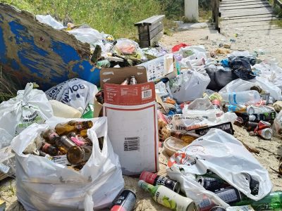 Botellas, latas y basura inundan Areacova desde el fin de semana
