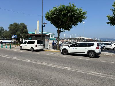 Taxistas con dos trabajos limitan el servicio de vehículos en Cangas en verano