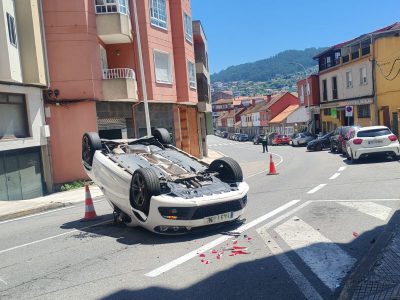Aparatoso accidente en Bueu