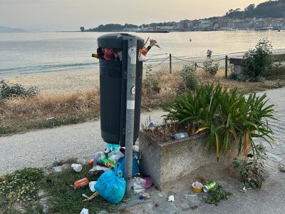Domingos de resaca e incivismo: las playas hasta arriba de basura
