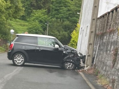 Trasladada la conductora de un coche que se estrelló contra un poste en Berducedo
