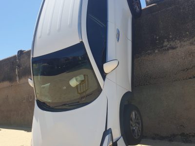 Un coche se precipita a la playa de Pescadoira de Bueu