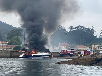 Arde un barco en el puerto de Aldán