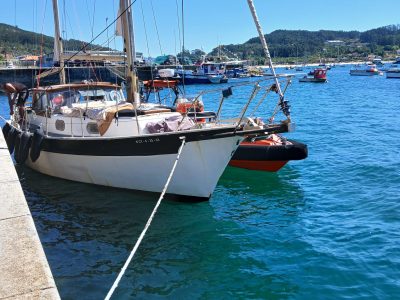 Rescatada una pareja en un velero a la deriva en Aldán