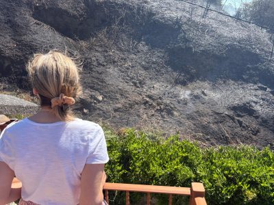 Dos viviendas de Bueu, a punto de ser pasto de las llamas en un incendio en A Cabreira