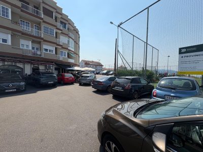 Un vecino aporrea a otro en Rodeira por una plaza de aparcamiento