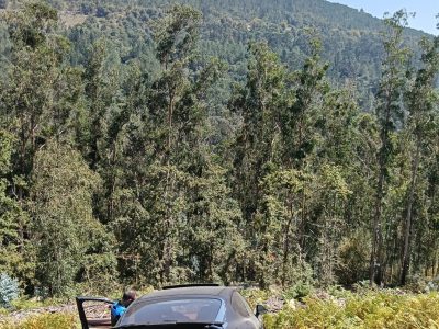 El misterio de un coche de alta gama hallado en medio del monte de Moaña