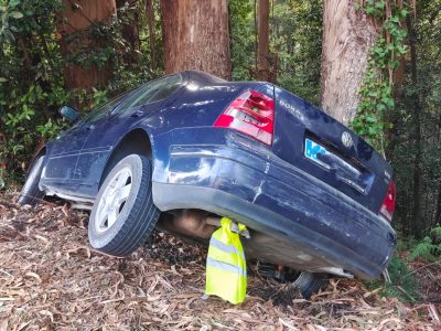 Investigan un coche sin conductor que apareció empotrado en los eucaliptos de Meira