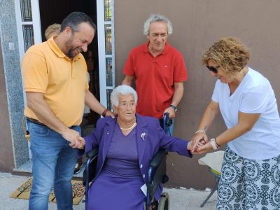 Un día de ensoño para celebrar un século de vida: Josefina percorre Acuña en calesa
