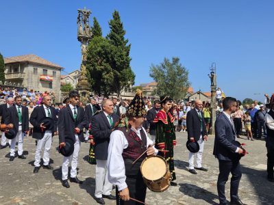 O Hío se rinde a la tradicional Danza de San Roque ante el cruceiro de Cerviño