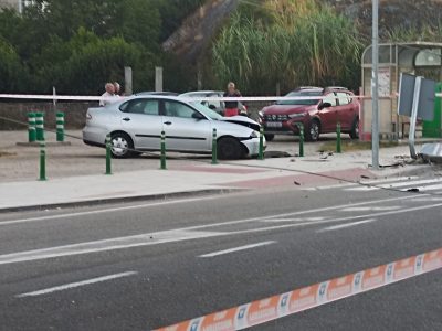 Un coche deja sin luz a la parroquia de Aldán tras impactar con un poste de alta tensión