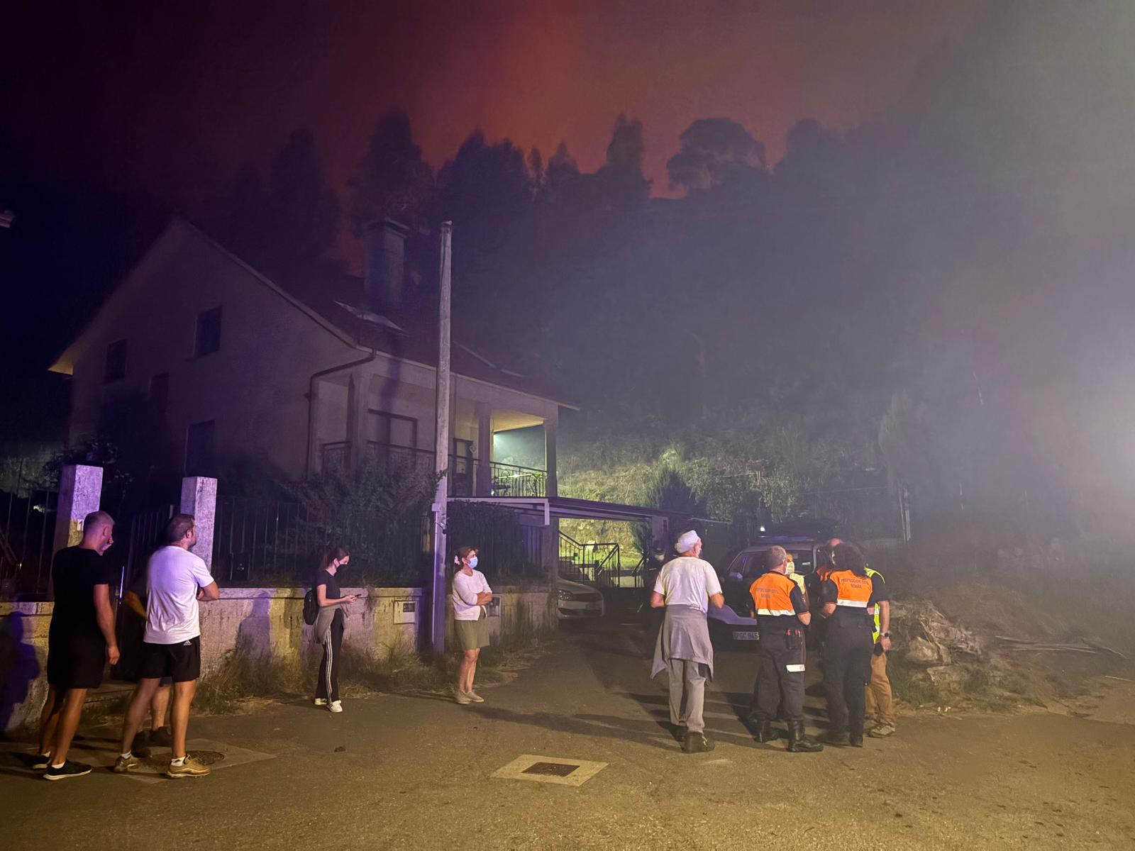 Desalojadas 14 personas de viviendas amenazadas por el incendio de Vilaboa
