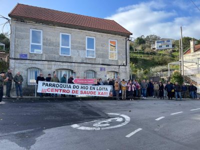 Un coche se da a la fuga tras atropellar a dos personas que protestaban en O Hío