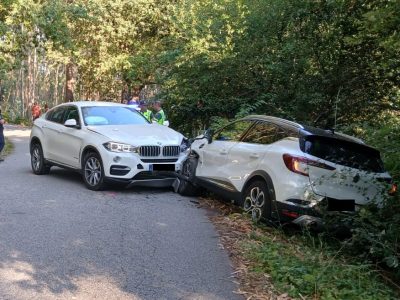Tres heridos en un aparatoso choque de dos coches en Broullón