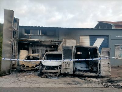 Un incendio en obliga a desalojar a una familia y quema varios coches en Marín