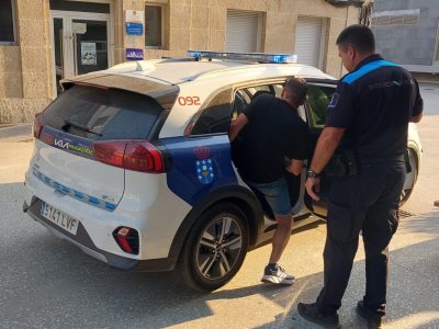Se da a la fuga tras arrollar a dos vecinos que protestaban en O Hío