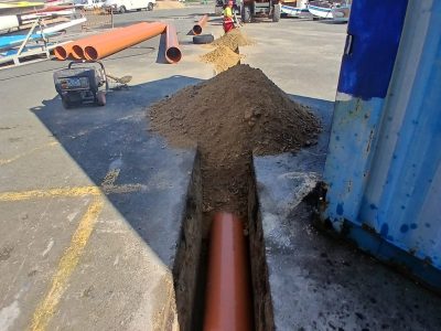 Portos renueva las redes de agua de la nave de remo de Aldán 