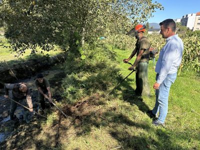 Arranca a limpeza da maleza dos ríos, que chegará ao Lameira, a Grela, a Laxe, Lapamán e Castiñeiras