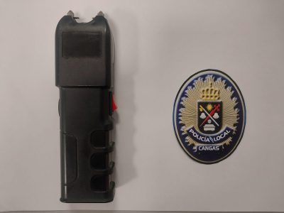 Un joven es cazado con una pistola táser en una terraza de Cangas