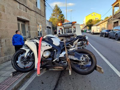 Una moto arranca de cuajo la pierna a una mujer en Marín