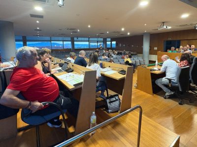 La oposición busca el dinero reservado a clubes y deportistas