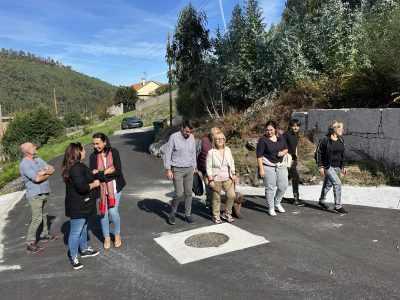 Novas e Ramallo visitan cos veciños o Camiño do Chamo, en Pardavila, incluído no Plan de Pavimentación de Camiños Rurais