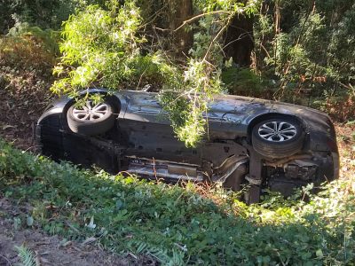 Herido leve el conductor de un vehículo tras precipitarse por un terraplén en Meira