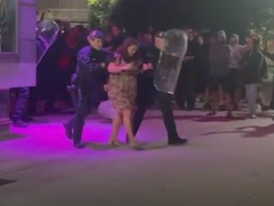 La Guardia Civil saca escoltada a la alcaldesa de Cangas