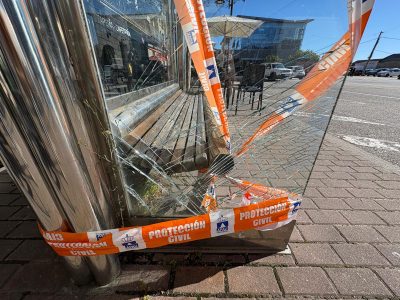 Los vándalos arrasan con los cristales en Cangas