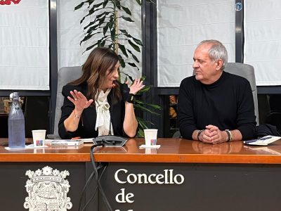 Javier Aroca y Montse Fajardo abarrotan el Concello de Moaña