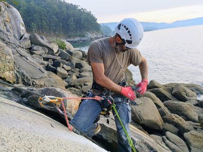 O Club Aromon e o Concello de Marín equipan unha zona de escalada ao aire libre na vila