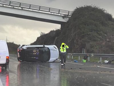 Vuelca en plena autovía del Morrazo y sus ocupantes salen sanos y salvos