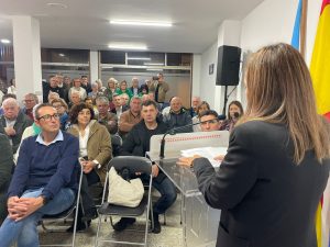 Vecinos abarrotan la nueva sede del PP de Moaña en su inauguración